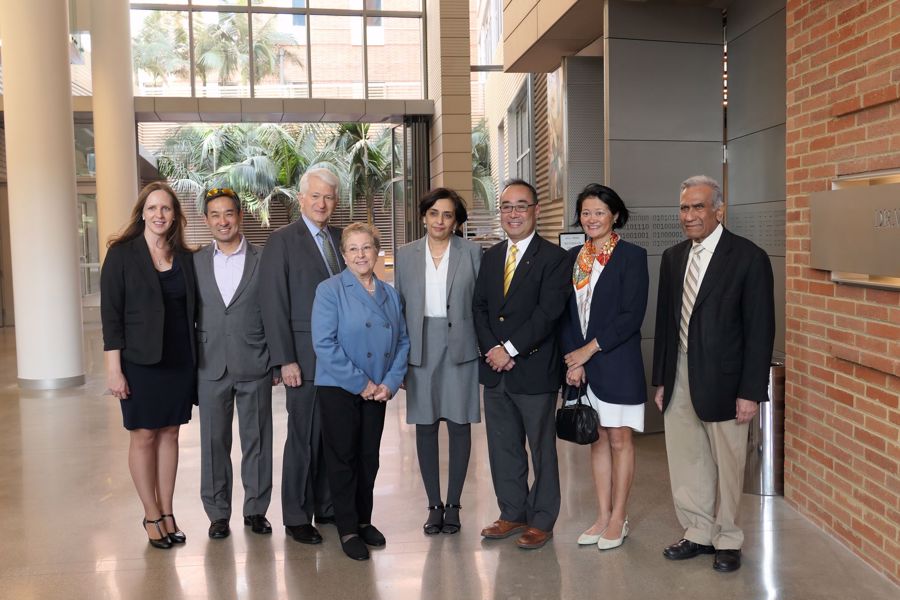 UCLA工程及應用科學學院新大樓於2018年3月17日正式開幕。(左起) 蒙德勳先生伉儷、加洲大學洛杉磯分校校長Gene Block伉儷、工程及應用科學學院院長Jayathi Murthy、蒙德揚先生伉儷及前工程及應用科學學院院長Vijay K. Dhir於學習中心門前合照。